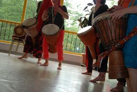 Afrikanischer Trommelworkshop mit Djembé und Basstrommeln